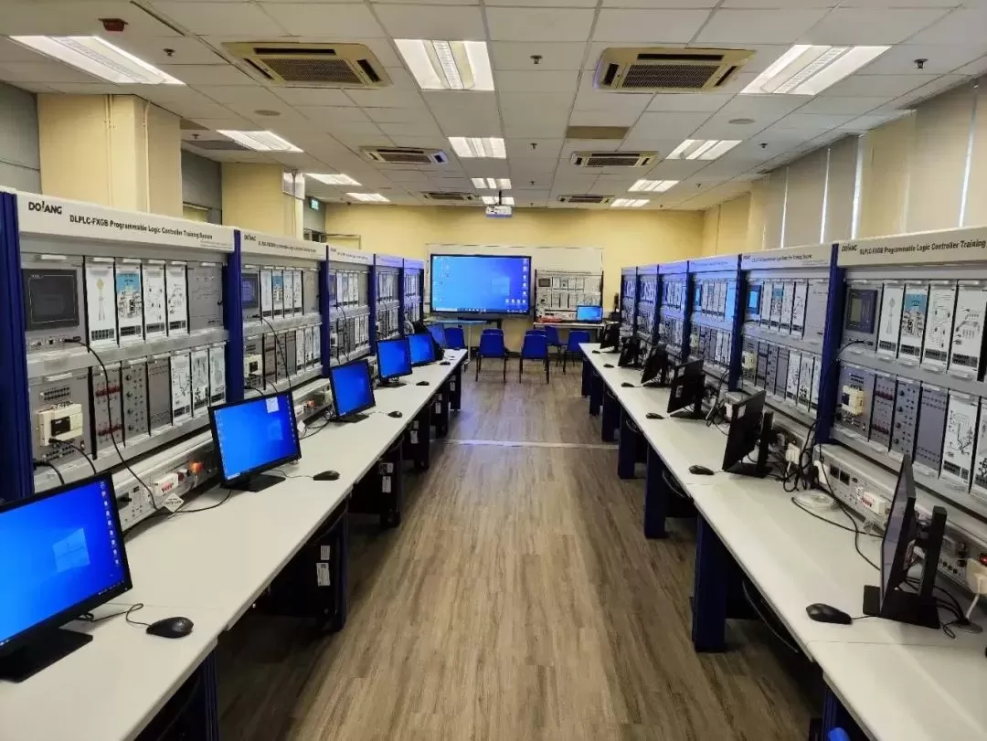 Dolang group cooperated with the Hong Kong Vocational Training Council to build the PLC   training lab of the Hong Kong Excellence Training and Development Center and carried out   PLC professional teacher training.