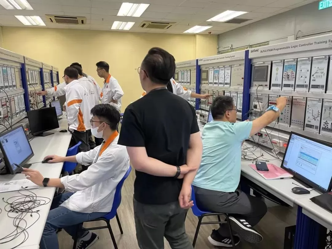 Dolang group cooperated with the Hong Kong Vocational Training Council to build the PLC   training lab of the Hong Kong Excellence Training and Development Center and carried out   PLC professional teacher training.